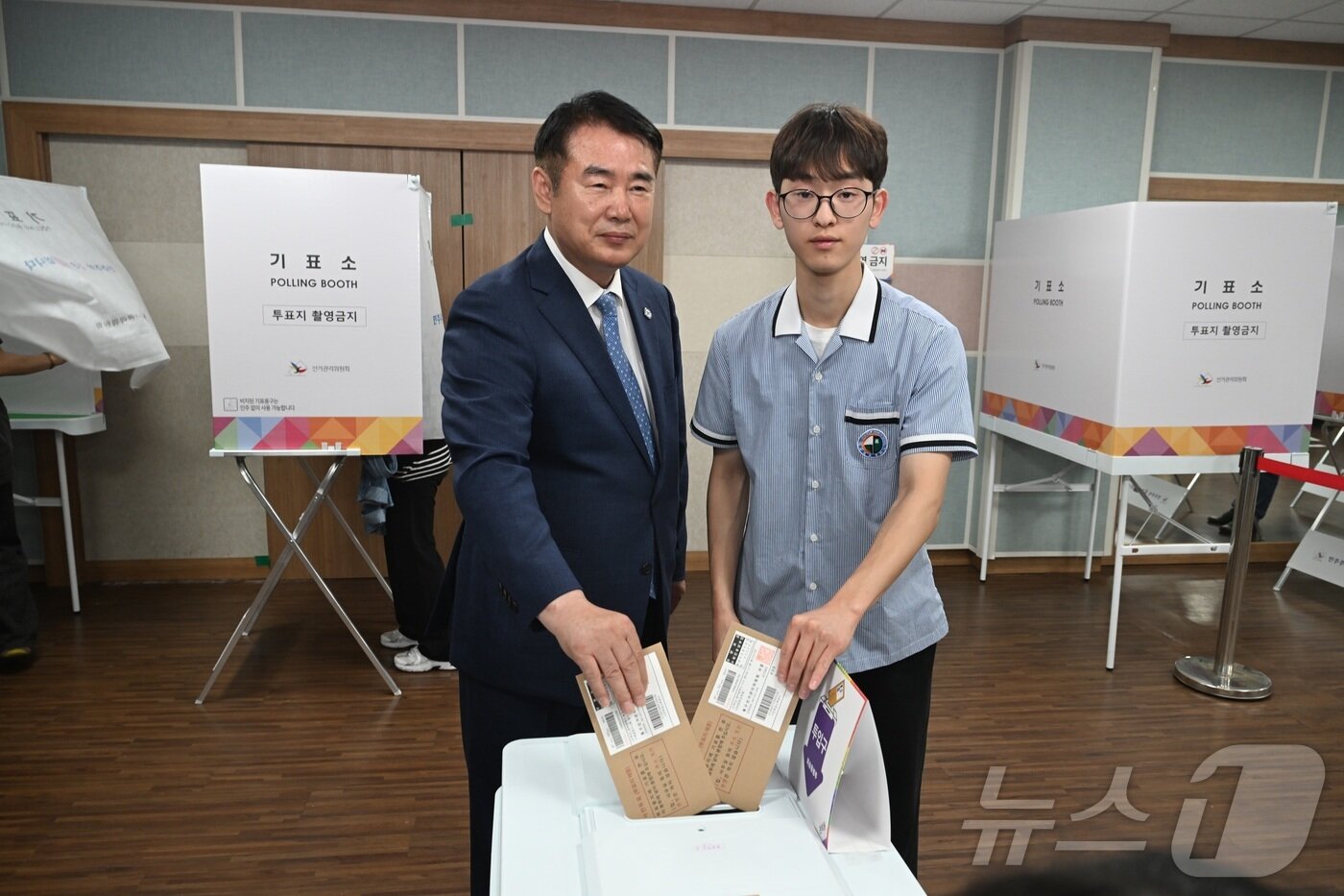 본문 이미지 - 이정선 광주교육감이 29일 생애 첫 투표권을 행사하는 하유성 광덕고 학생회 부회장과 투표하고 있다.(광주교육청 제공. 재배포 및 DB 금지) 2025.5.29/뉴스1