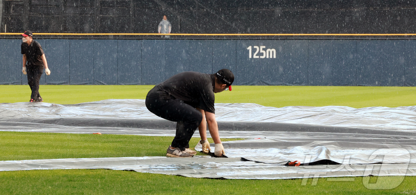 (서울=뉴스1) 김진환 기자 = 29일 오후 서울 송파구 잠실야구장에서 열리는 프로야구 '2025 신한 SOL뱅크 KBO 리그' 한화 이글스와 LG 트윈스의 경기를 앞두고 비가 내 …