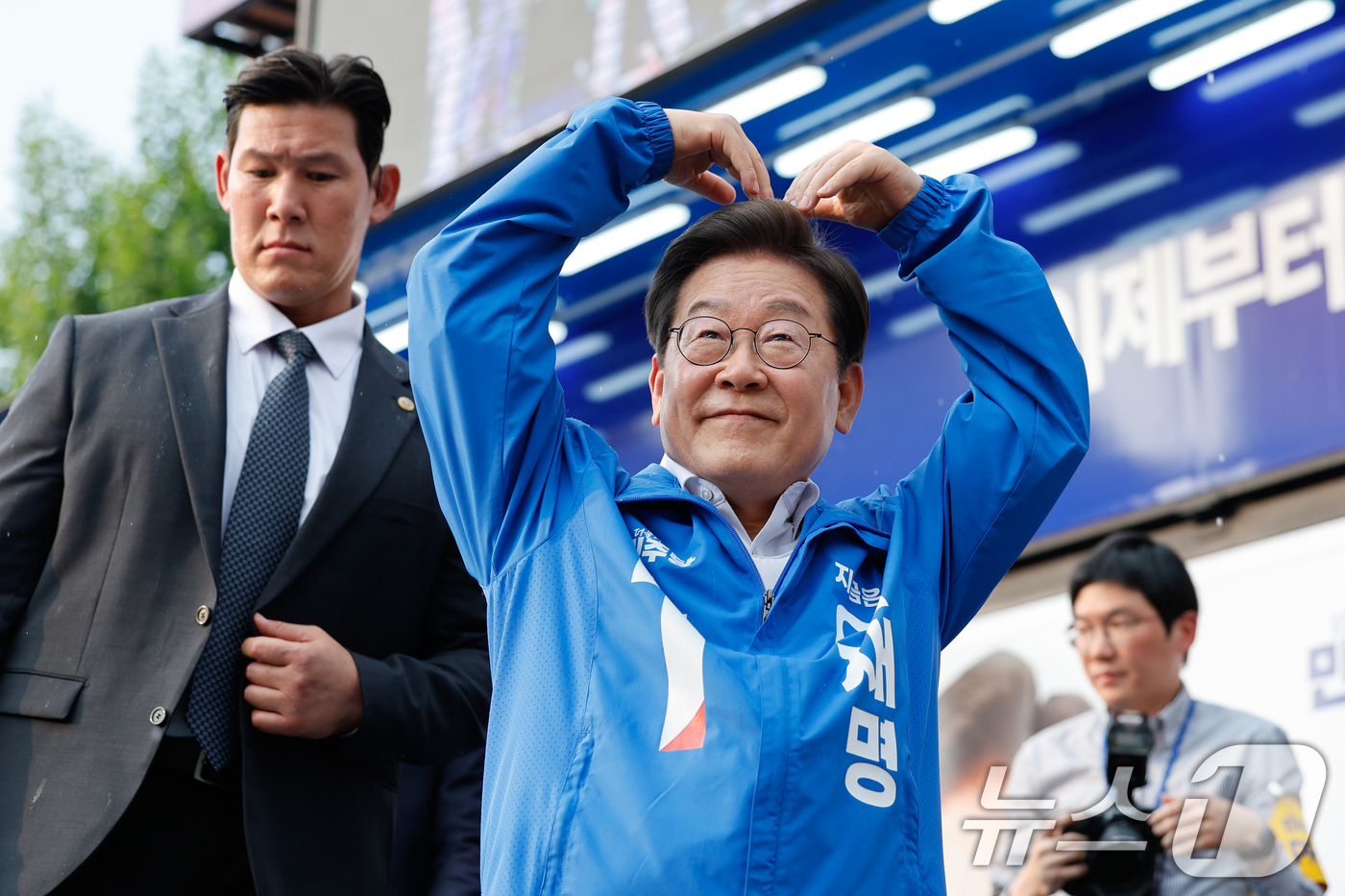 (서울=뉴스1) 안은나 기자 = 이재명 더불어민주당 대통령 후보가 제21대 대통령선거 사전투표 첫날인 29일 오후 서울 서초구 고속버스터미널광장에서 유세를 마친 뒤 인사하고 있다. …