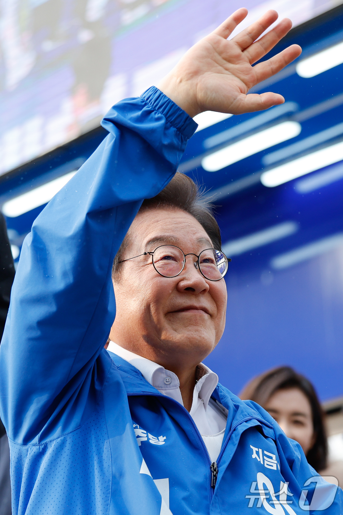 (서울=뉴스1) 안은나 기자 = 이재명 더불어민주당 대통령 후보가 제21대 대통령선거 사전투표 첫날인 29일 오후 서울 서초구 고속버스터미널광장에서 유세를 마친 뒤 인사하고 있다. …