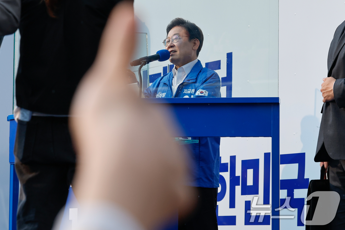 (서울=뉴스1) 안은나 기자 = 이재명 더불어민주당 대통령 후보가 제21대 대통령선거 사전투표 첫날인 29일 오후 서울 서초구 고속버스터미널광장에서 지지를 호소하고 있는 가운데 한 …