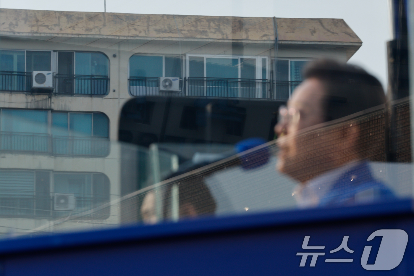 (서울=뉴스1) 안은나 기자 = 이재명 더불어민주당 대통령 후보가 제21대 대통령선거 사전투표 첫날인 29일 오후 서울 서초구 고속버스터미널광장에서 지지를 호소하고 있는 가운데 이 …