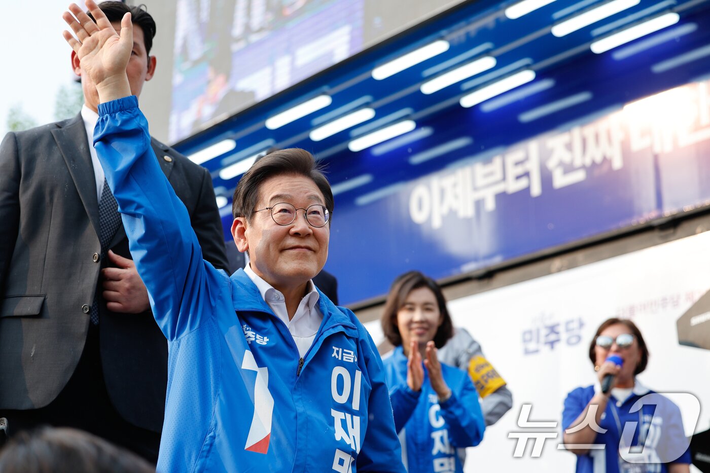 본문 이미지 - 이재명 더불어민주당 대통령 후보가 제21대 대통령선거 사전투표 첫날인 29일 오후 서울 서초구 고속버스터미널광장에서 유세를 마친 뒤 인사하고 있다. 2025.5.29/뉴스1 ⓒ News1 안은나 기자