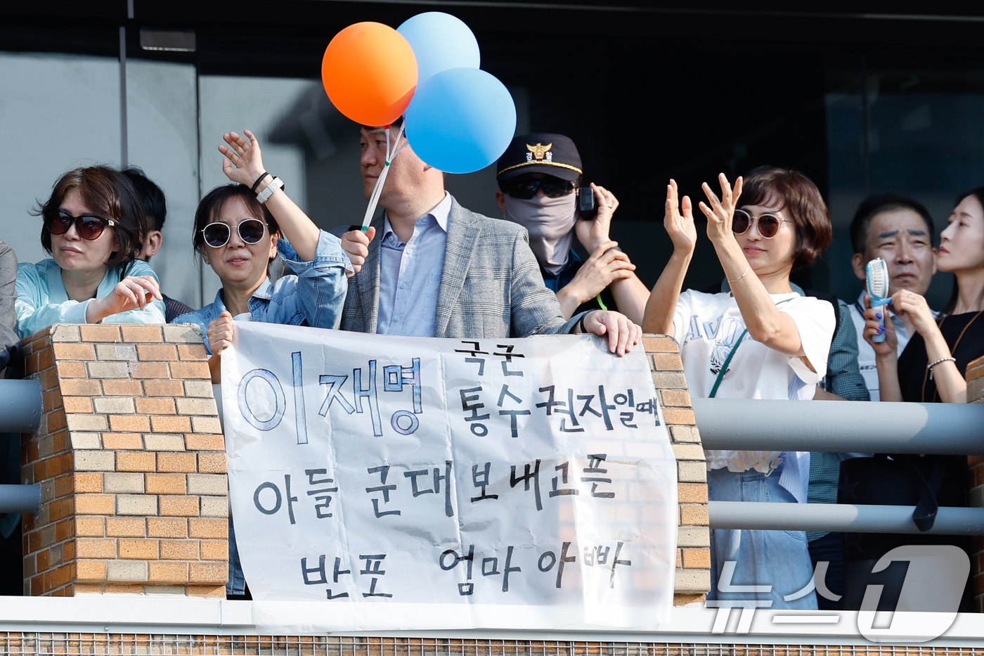 (서울=뉴스1) 안은나 기자 = 이재명 더불어민주당 대통령 후보가 제21대 대통령선거 사전투표 첫날인 29일 오후 서울 서초구 고속버스터미널광장에서 지지를 호소하는 가운데 일부 시 …