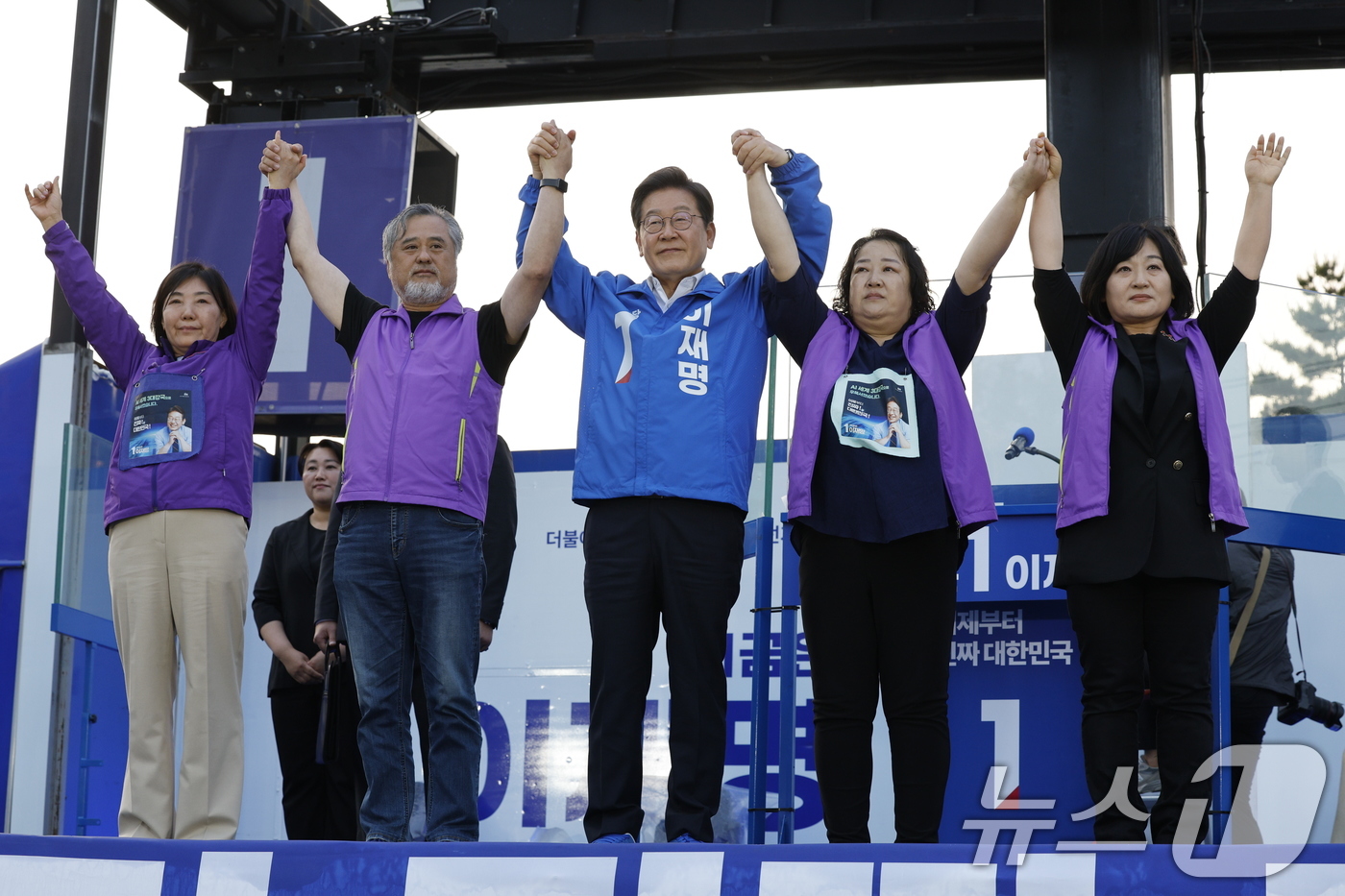 (서울=뉴스1) 안은나 기자 = 이재명 더불어민주당 대통령 후보가 제21대 대통령선거 사전투표 첫날인 29일 오후 서울 관악산으뜸공원에서 이태원 참사 유가족들과 함께 지지를 호소하 …