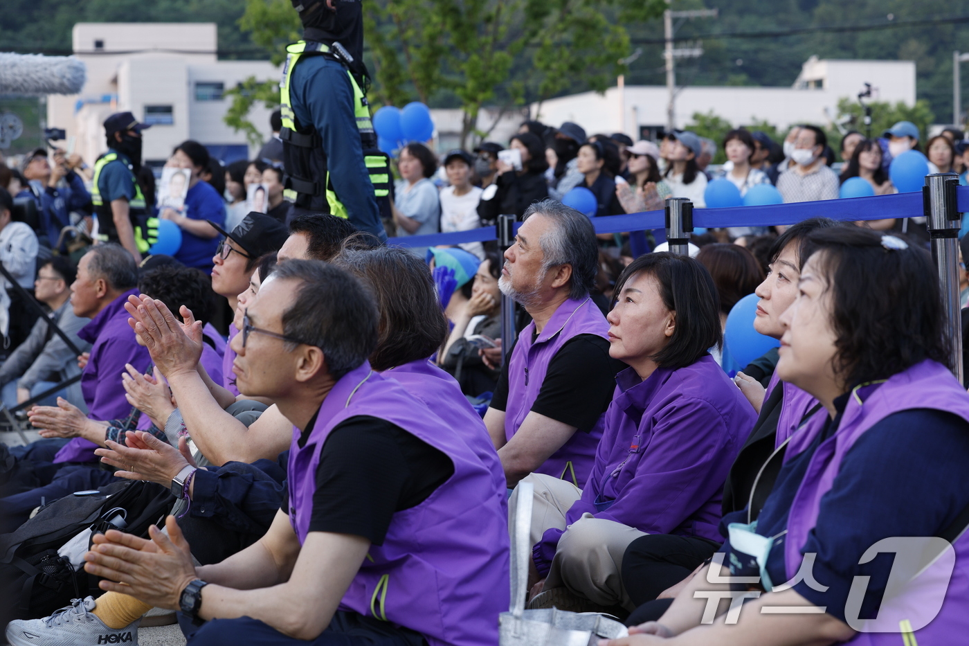 (서울=뉴스1) 안은나 기자 = 이재명 더불어민주당 대통령 후보가 제21대 대통령선거 사전투표 첫날인 29일 오후 서울 관악산으뜸공원에서 열린 유세현장에 이태원 참사 유가족들이 참 …