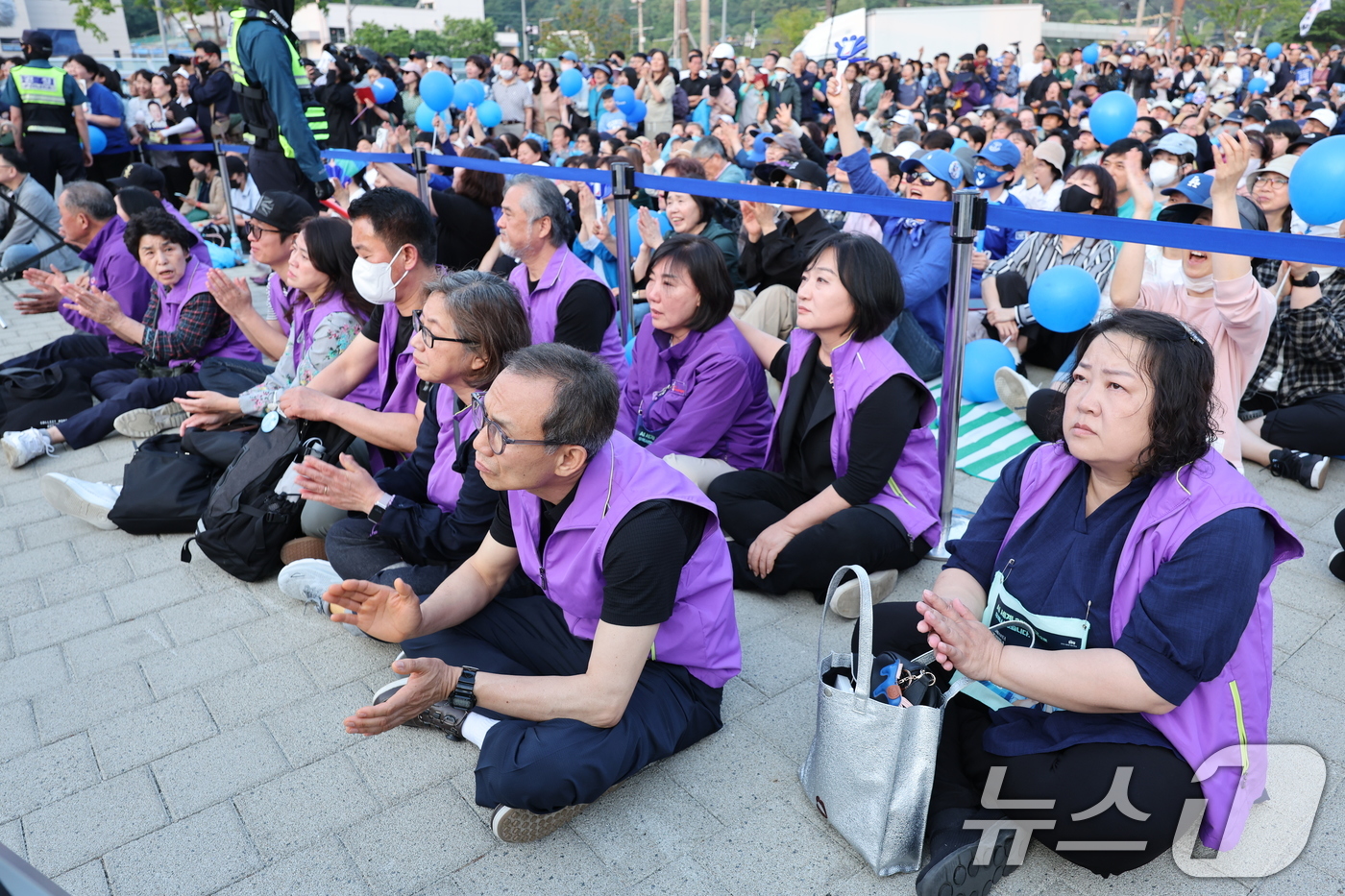 (서울=뉴스1) 안은나 기자 = 이재명 더불어민주당 대통령 후보가 제21대 대통령선거 사전투표 첫날인 29일 오후 서울 관악산으뜸공원에서 열린 유세현장에 이태원 참사 유가족들이 참 …