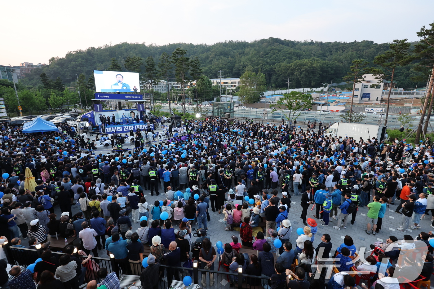 (서울=뉴스1) 안은나 기자 = 이재명 더불어민주당 대통령 후보가 제21대 대통령선거 사전투표 첫날인 29일 오후 서울 관악산으뜸공원에서 지지를 호소하고 있다. 2025.5.29/ …