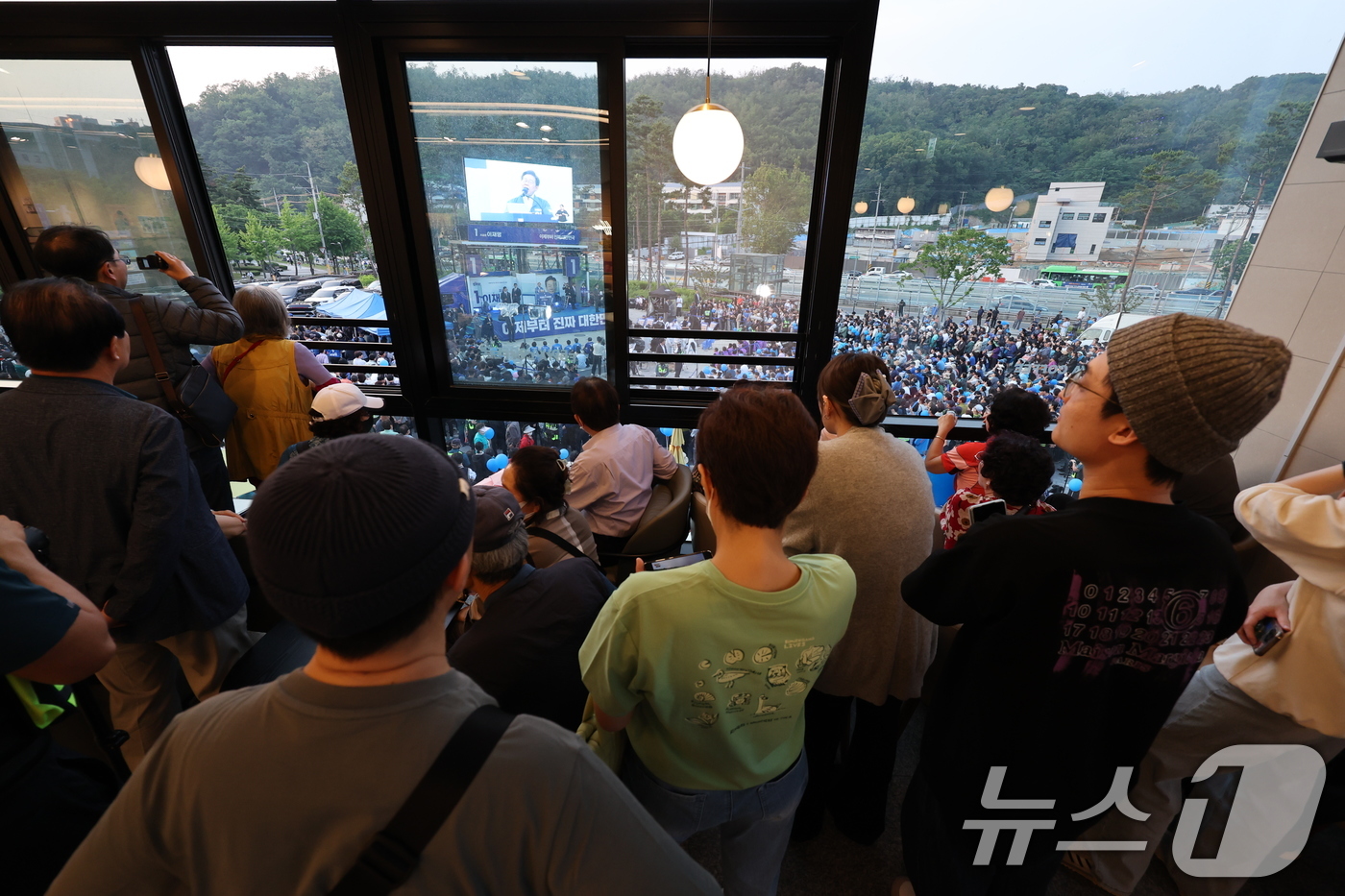 (서울=뉴스1) 안은나 기자 = 유권자들이 29일 오후 이재명 더불어민주당 대통령 후보가 서울 관악산으뜸공원에서 열린 유세현장을 바라보고 있다. 2025.5.29/뉴스1