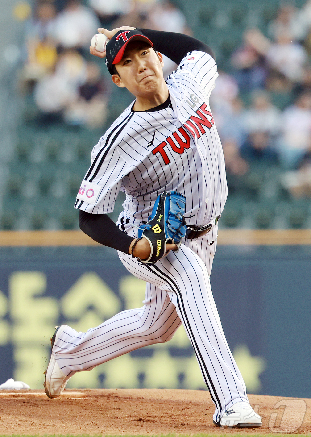 (서울=뉴스1) 김진환 기자 = 29일 오후 서울 송파구 잠실야구장에서 열린 프로야구 '2025 신한 SOL뱅크 KBO 리그' 한화 이글스와 LG 트윈스의 경기, LG 선발 손주영 …