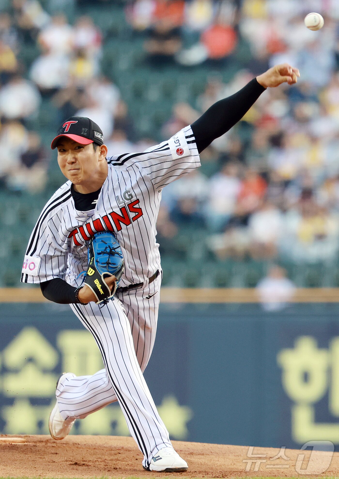 본문 이미지 - 29일 오후 서울 송파구 잠실야구장에서 열린 프로야구 &#39;2025 신한 SOL뱅크 KBO 리그&#39; 한화 이글스와 LG 트윈스의 경기, LG 선발 손주영이 1회초 등판해 힘차게 공을 던지고 있다. 2025.5.29/뉴스1 ⓒ News1 김진환 기자