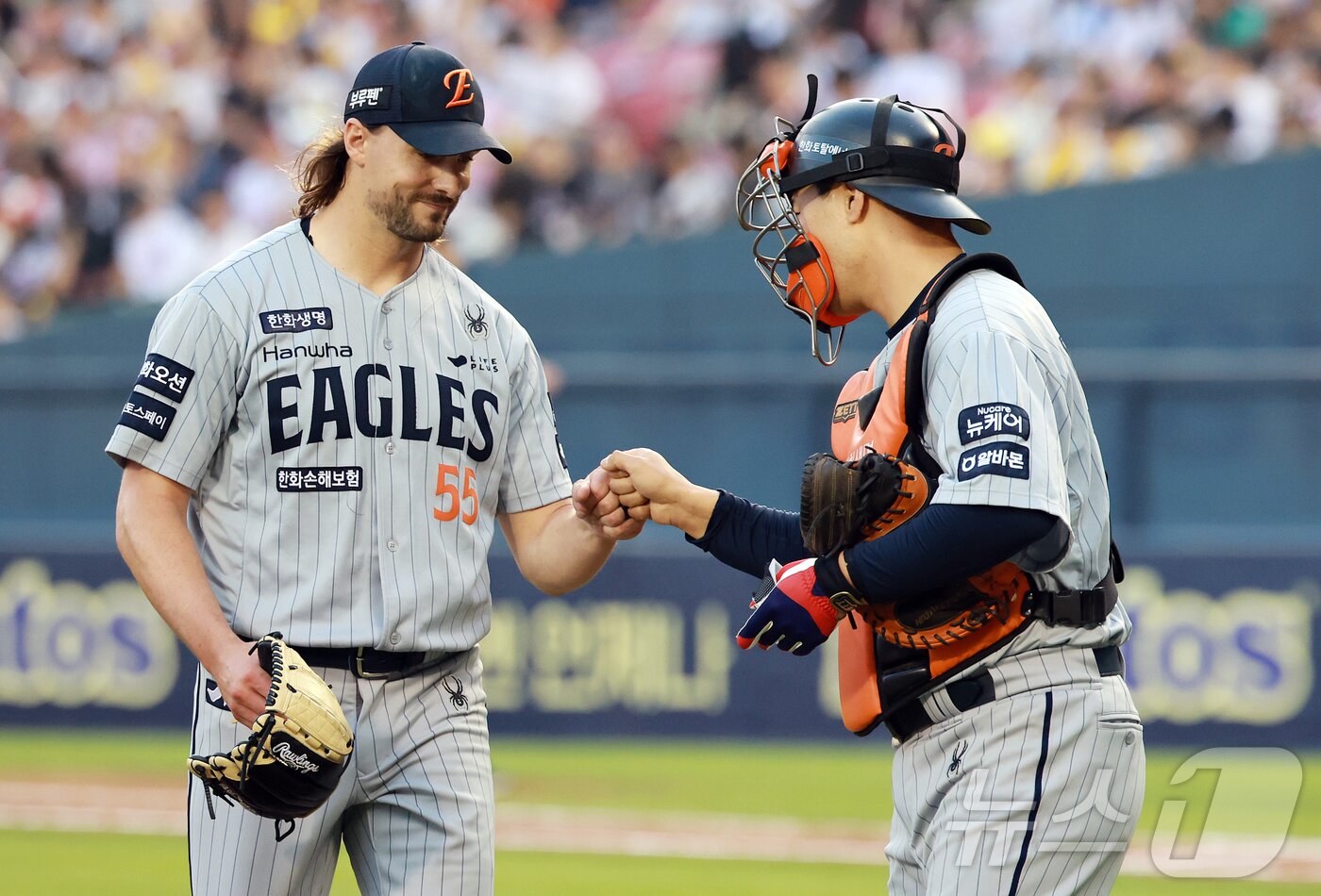 본문 이미지 - 29일 오후 서울 송파구 잠실야구장에서 열린 프로야구 '2025 신한 SOL뱅크 KBO 리그' 한화 이글스와 LG 트윈스의 경기, 한화 선발 와이스가 1회말 실점 없이 이닝을 마친 뒤 포수 이재원과 하이파이브를 하고 있다. 2025.5.29/뉴스1 ⓒ News1 김진환 기자