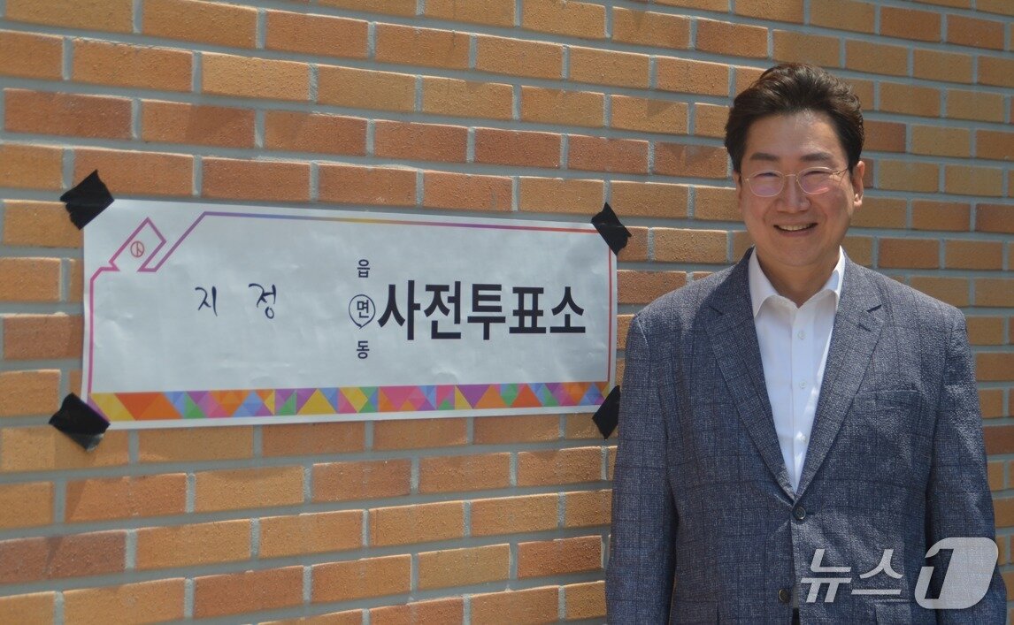 본문 이미지 - 원강수 강원 원주시장이 29일 원주시 지정면 서원주 건강생활지원센터에 마련된 제21대 대통령선거 사전투표소에서 투표를 마친 뒤 취재진 앞에서 기념 사진을 촬영하고 있다. 2025.5.29/뉴스1 신관호 기자