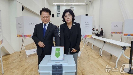 본문 이미지 - 육동한 강원 춘천시장이 29일 춘천시 퇴계동행정복지센터 3층에 마련된 제21대 대통령선거 사전투표소에서 부인 윤일숙 씨와 한 표를 행사했다. 2025.5.29/뉴스1 한귀섭 기자