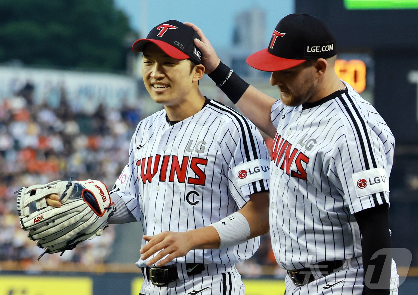 본문 이미지 - 29일 오후 서울 송파구 잠실야구장에서 열린 프로야구 &#39;2025 신한 SOL뱅크 KBO 리그&#39; 한화 이글스와 LG 트윈스의 경기, LG 중견수 박해민이 2회초 2사 1루 상황 한화 플로리얼의 안타성 타구를 잡아낸 뒤 오스틴과 하이파이브를 하고 있다. 2025.5.29/뉴스1 ⓒ News1 김진환 기자
