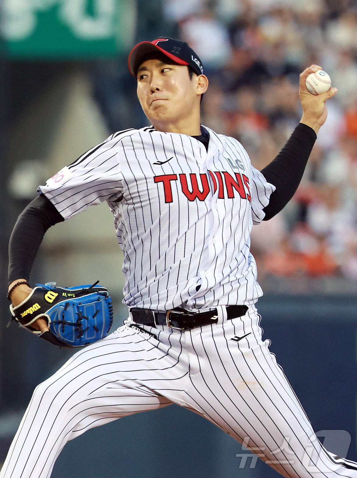 본문 이미지 - 29일 오후 서울 송파구 잠실야구장에서 열린 프로야구 &#39;2025 신한 SOL뱅크 KBO 리그&#39; 한화 이글스와 LG 트윈스의 경기, LG 선발 손주영이 2회초 힘차게 공을 던지고 있다. 2025.5.29/뉴스1 ⓒ News1 김진환 기자