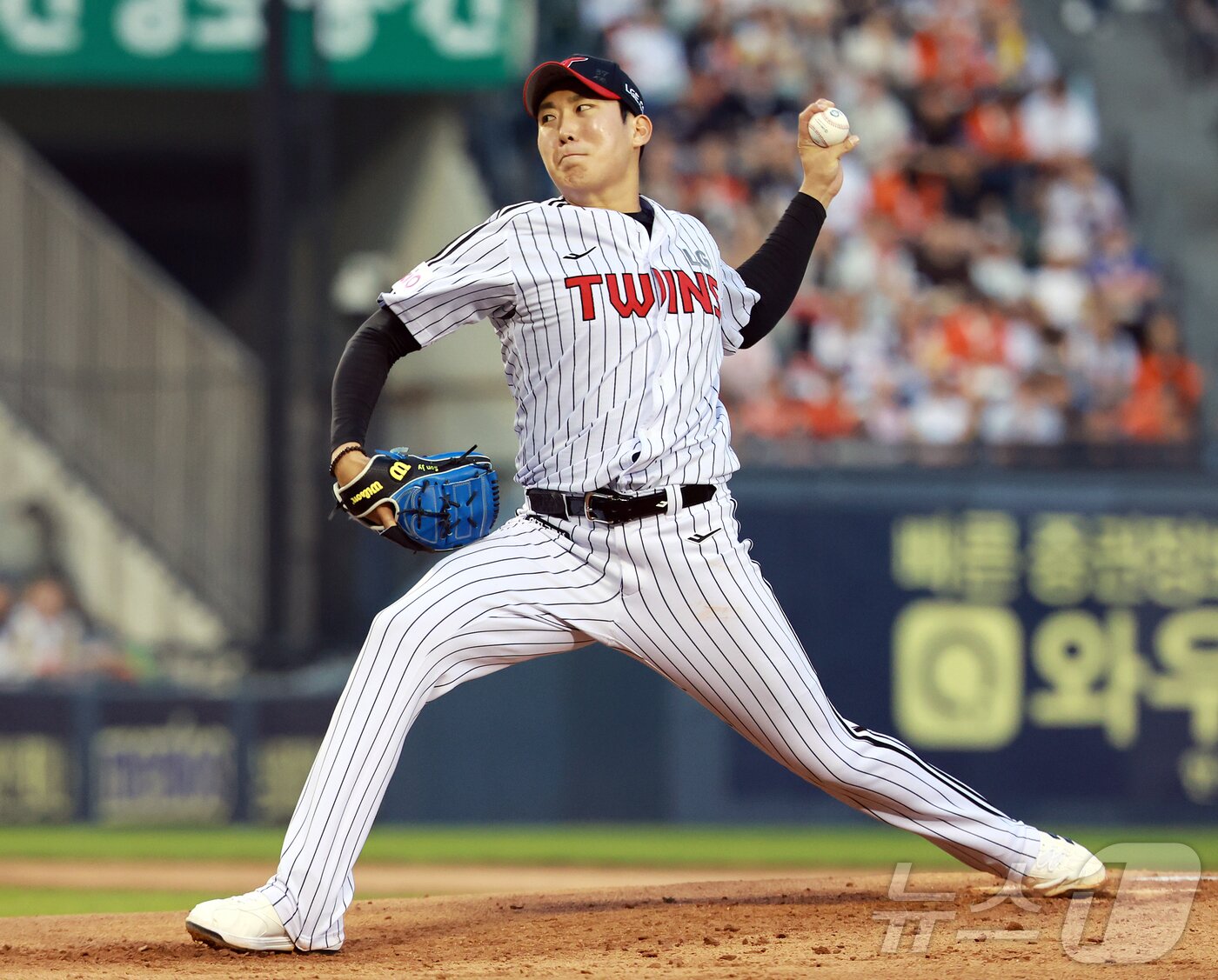 본문 이미지 - 29일 오후 서울 송파구 잠실야구장에서 열린 프로야구 &#39;2025 신한 SOL뱅크 KBO 리그&#39; 한화 이글스와 LG 트윈스의 경기, LG 선발 손주영이 2회초 힘차게 공을 던지고 있다. 2025.5.29/뉴스1 ⓒ News1 김진환 기자