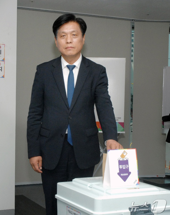 (대전=뉴스1) 김기태 기자 = 조승래 더불어민주당 국회의원이 서울 영등포주민센터에서 사전투표를 하고 있다.(의원실 제공, 재판매 및 DB 금지) 2025.5.29/뉴스1