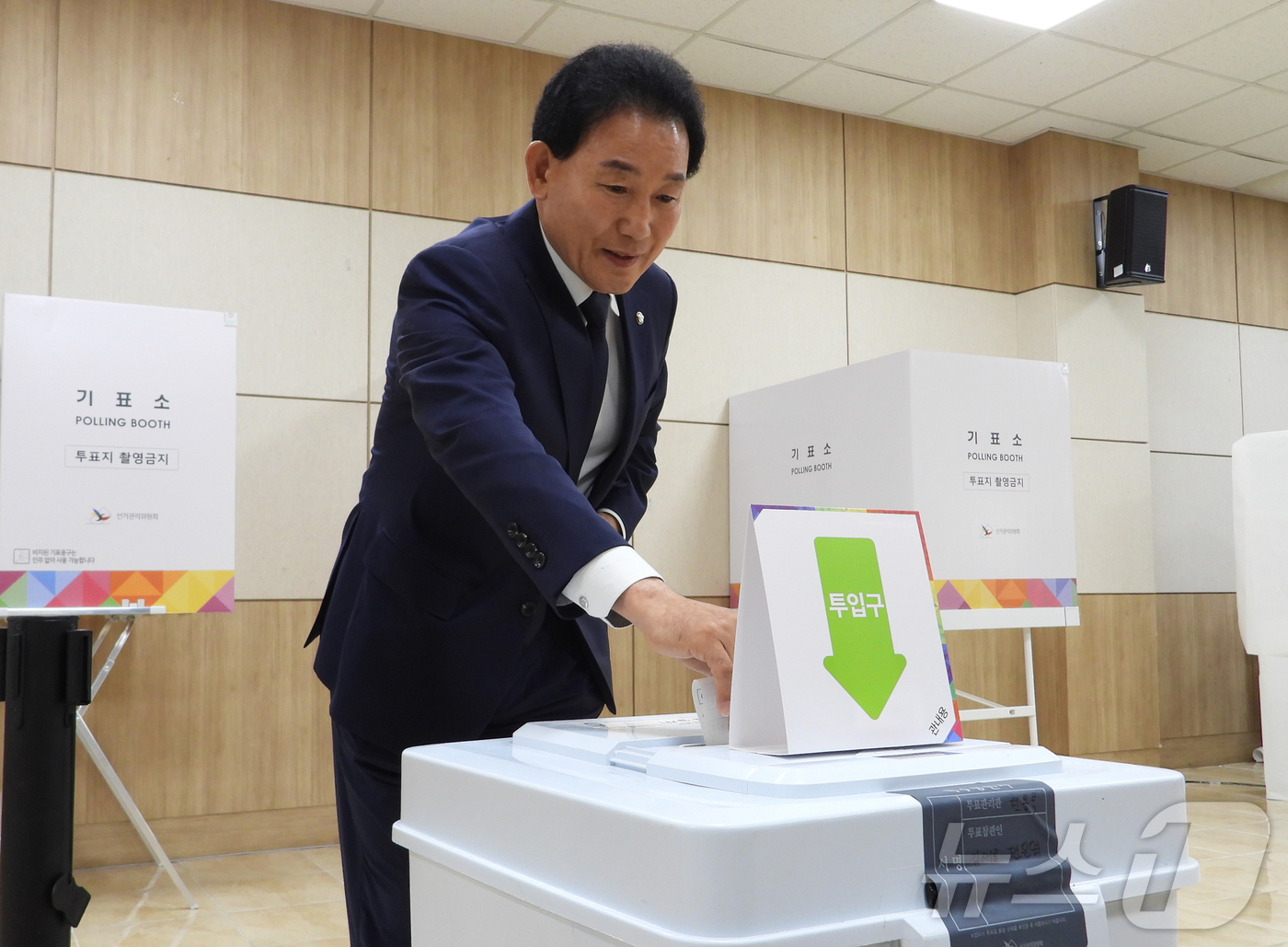 (대전=뉴스1) 김기태 기자 = 박용갑 더불어민주당 국회의원이 29일 대전 중구 대전평생교육진흥원에서 사전투표를 하고 있다.(의원실 제공, 재판매 및 DB 금지) 2025.5.29 …