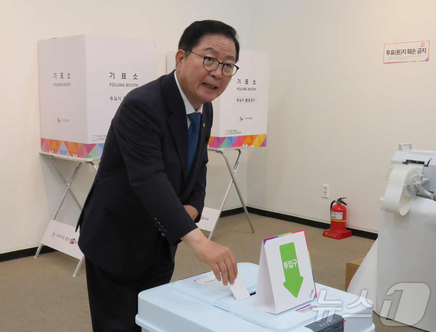 (대전=뉴스1) 김기태 기자 = 장종태 더불어민주당 국회의원이 29일 대전시청에서 사전투표를 하고 있다.(의원실 제공, 재판매 및 DB 금지) 2025.5.29/뉴스1