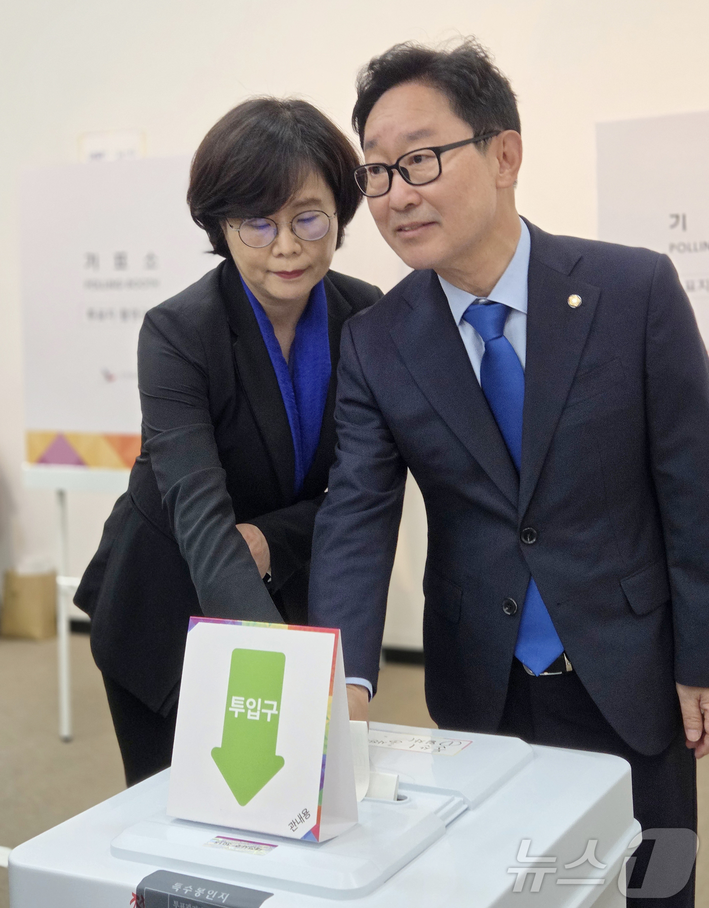 (대전=뉴스1) 김기태 기자 = 박범계 더불어민주당 국회의원이 29일 대전시청에서 사전투표를 하고 있다.(의원실 제공, 재판매 및 DB 금지) 2025.5.29/뉴스1