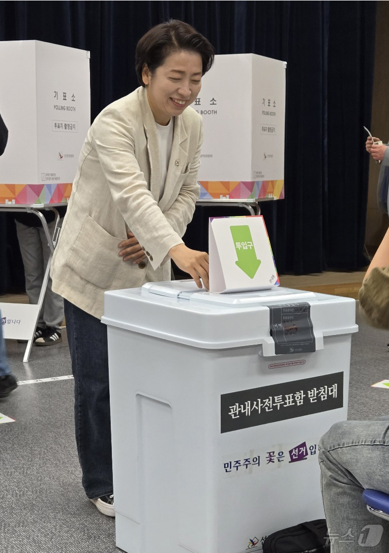 (대전=뉴스1) 김기태 기자 = 황정아 더불어민주당 국회의원이 29일 대전 유성구 구즉동행정복지센터에서 사전투표를 하고 있다.(의원실 제공, 재판매 및 DB 금지) 2025.5.2 …