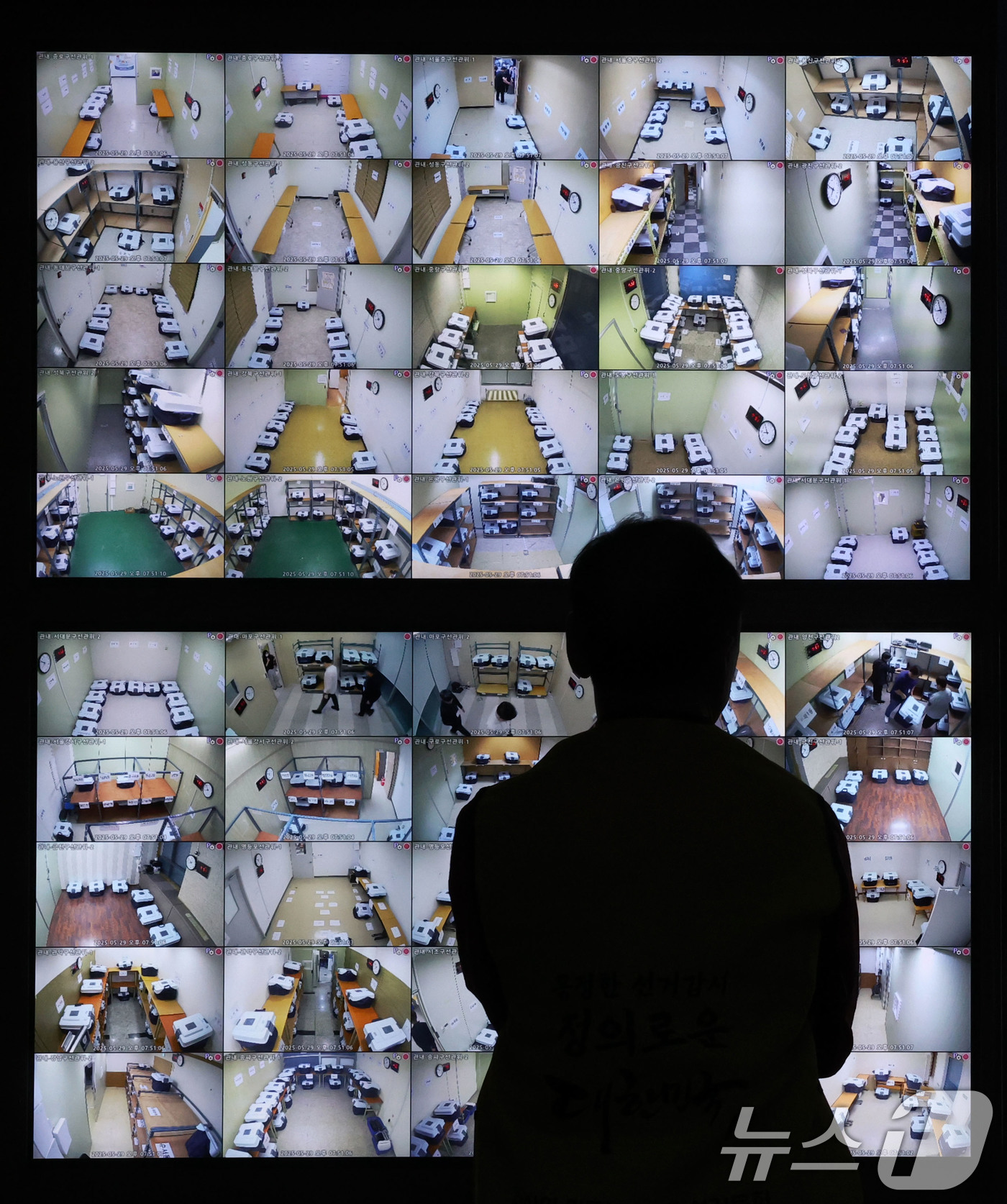 (서울=뉴스1) 박세연 기자 = 제21대 대통령선거 사전투표 첫날인 29일 오후 서울 종로구 서울시선관위에서 시민단체 ‘시민의눈’ 관계자가 사전투표함 보관장소 CCTV를 바라보고 …