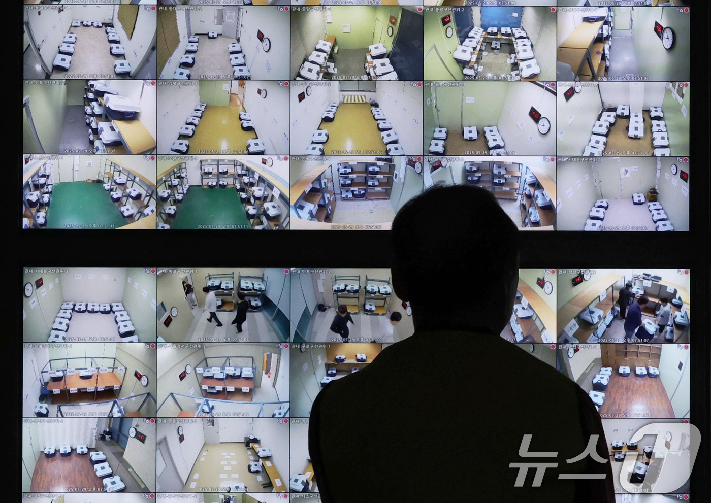 (서울=뉴스1) 박세연 기자 = 제21대 대통령선거 사전투표 첫날인 29일 오후 서울 종로구 서울시선관위에서 시민단체 ‘시민의눈’ 관계자가 사전투표함 보관장소 CTV를 바라보고 있 …