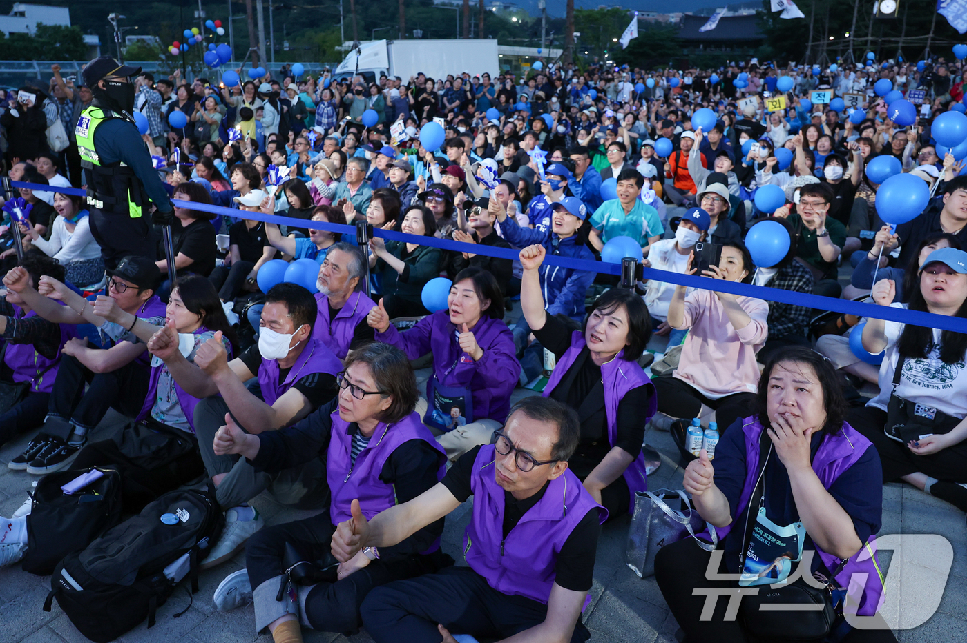 (서울=뉴스1) 안은나 기자 = 10.29 이태원 참사 유가족들이 29일 오후 서울 관악산으뜸공원에서 열린 이재명 더불어민주당 대통령 후보 유세에 참석해 이 후보 연설을 듣고 있다 …