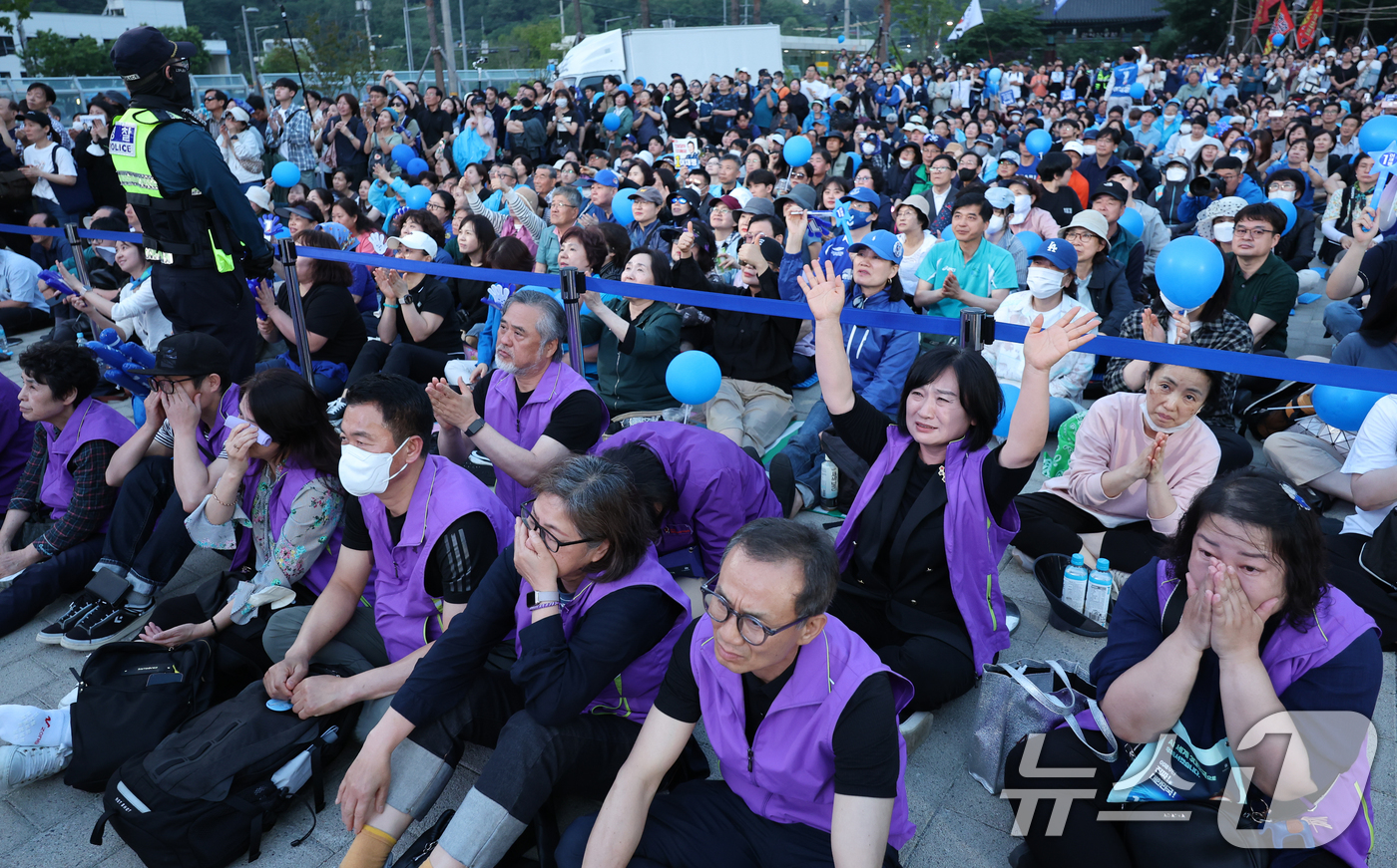 (서울=뉴스1) 안은나 기자 = 10.29 이태원 참사 유가족들이 29일 오후 서울 관악산으뜸공원에서 열린 이재명 더불어민주당 대통령 후보 유세에 참석해 이 후보 연설을 듣고 있다 …