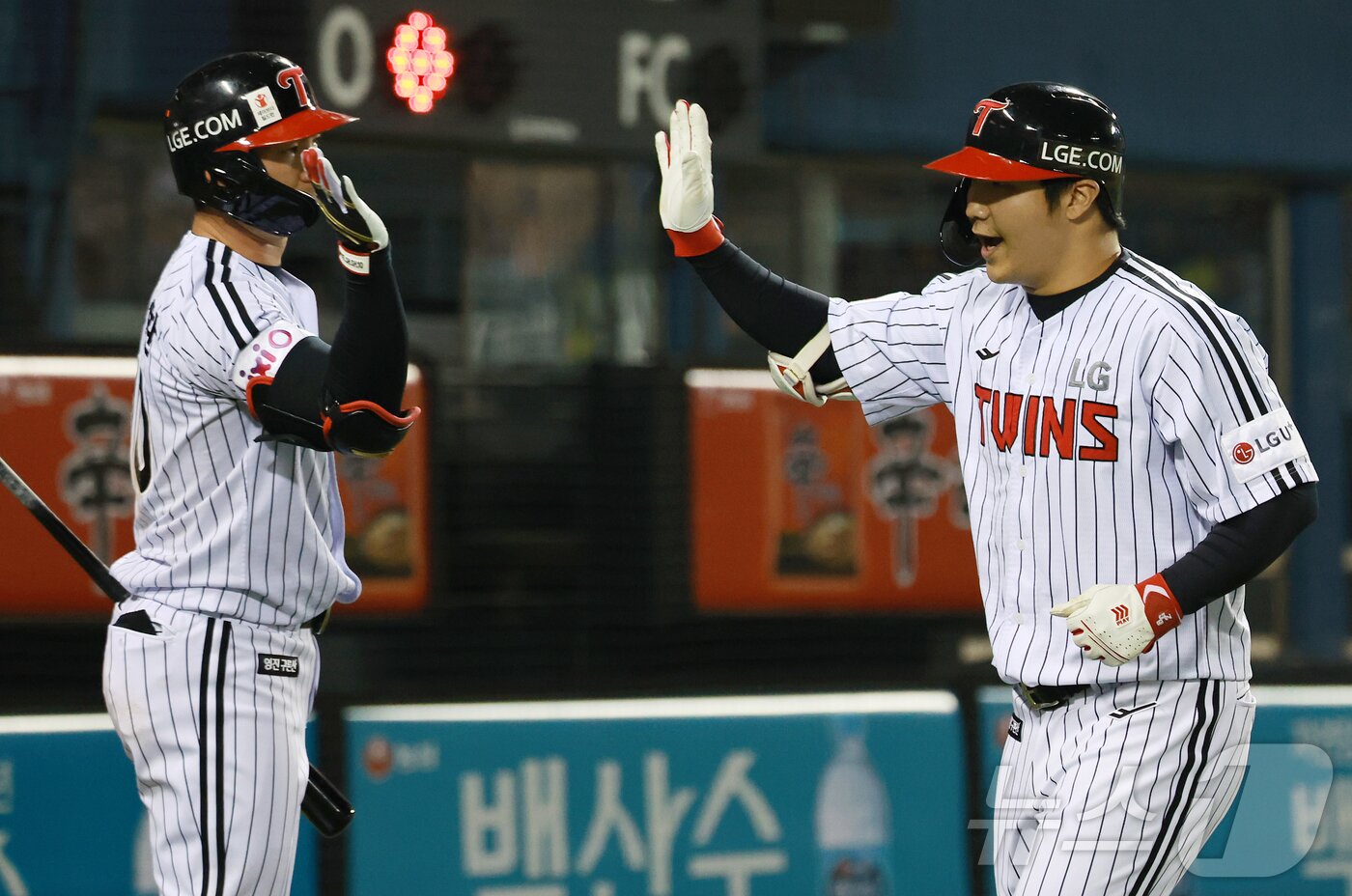 본문 이미지 - 29일 오후 서울 송파구 잠실야구장에서 열린 프로야구 &#39;2025 신한 SOL뱅크 KBO 리그&#39; 한화 이글스와 LG 트윈스의 경기, LG 문보경이 6회말 1사 동점 솔로홈런을 친 뒤 오지환과 하이파이브를 하고 있다. 2025.5.29/뉴스1 ⓒ News1 김진환 기자