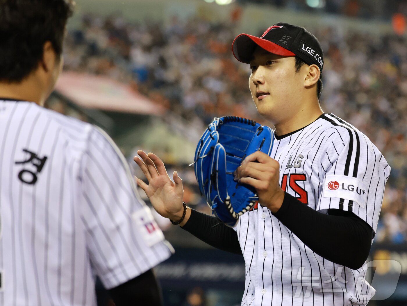 본문 이미지 - 29일 오후 서울 송파구 잠실야구장에서 열린 프로야구 &#39;2025 신한 SOL뱅크 KBO 리그&#39; 한화 이글스와 LG 트윈스의 경기, LG 선발 손주영이 7회초 이닝을 실점 없이 마친 뒤 더그아웃으로 향하고 있다. 2025.5.29/뉴스1 ⓒ News1 김진환 기자