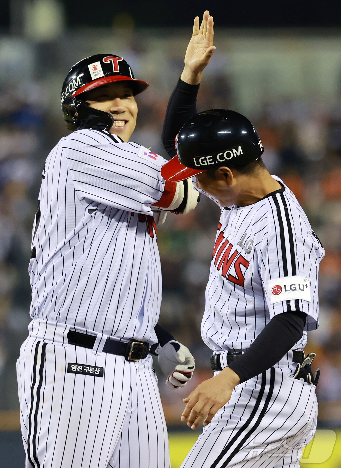 본문 이미지 - 29일 오후 서울 송파구 잠실야구장에서 열린 프로야구 &#39;2025 신한 SOL뱅크 KBO 리그&#39; 한화 이글스와 LG 트윈스의 경기, LG 김현수가 7회말 2사 1,2루에서 역전 적시타를 친 뒤 송지만 코치와 하이파이브를 하고 있다. 2025.5.29/뉴스1 ⓒ News1 김진환 기자