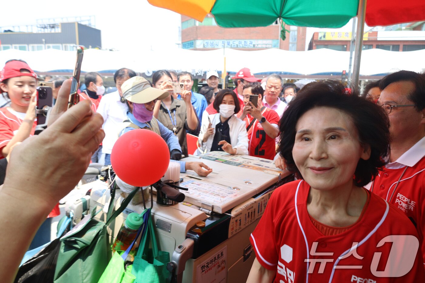 본문 이미지 - 김문수 국민의힘 대통령 후보 부인 설난영 여사가 29일 경기도 성남시 모란시장을 방문해 지지를 호소하고 있다. (국민의힘 제공, 재판매 및 DB금지) 2025.5.29/뉴스1