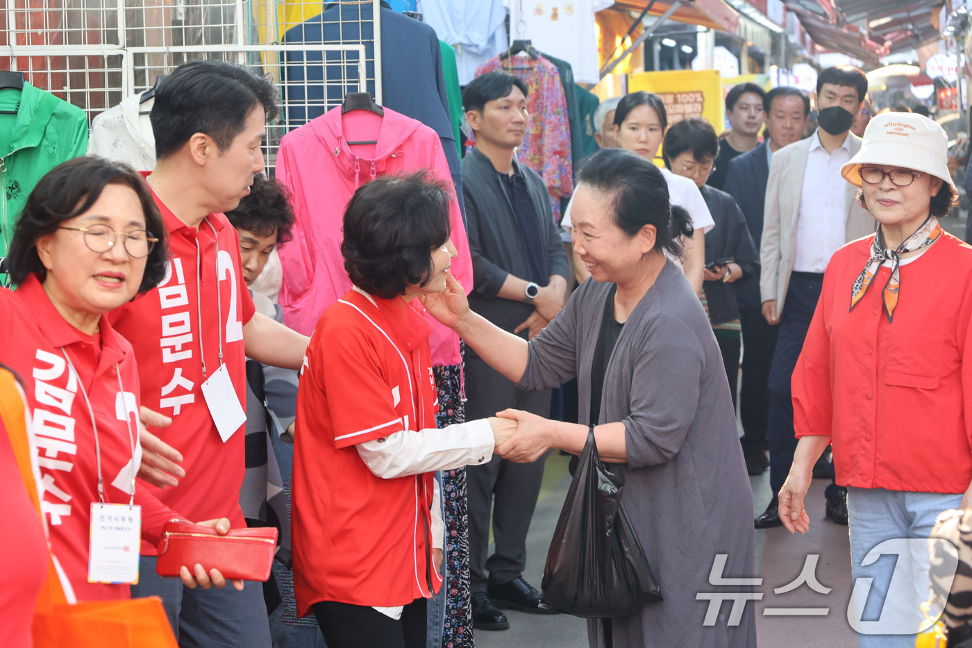(서울=뉴스1) = 김문수 국민의힘 대통령 후보 부인 설난영 여사가 29일 경기도 구리시 구리전통시장을 방문해 지지를 호소하고 있다. (국민의힘 제공, 재판매 및 DB금지)  20 …