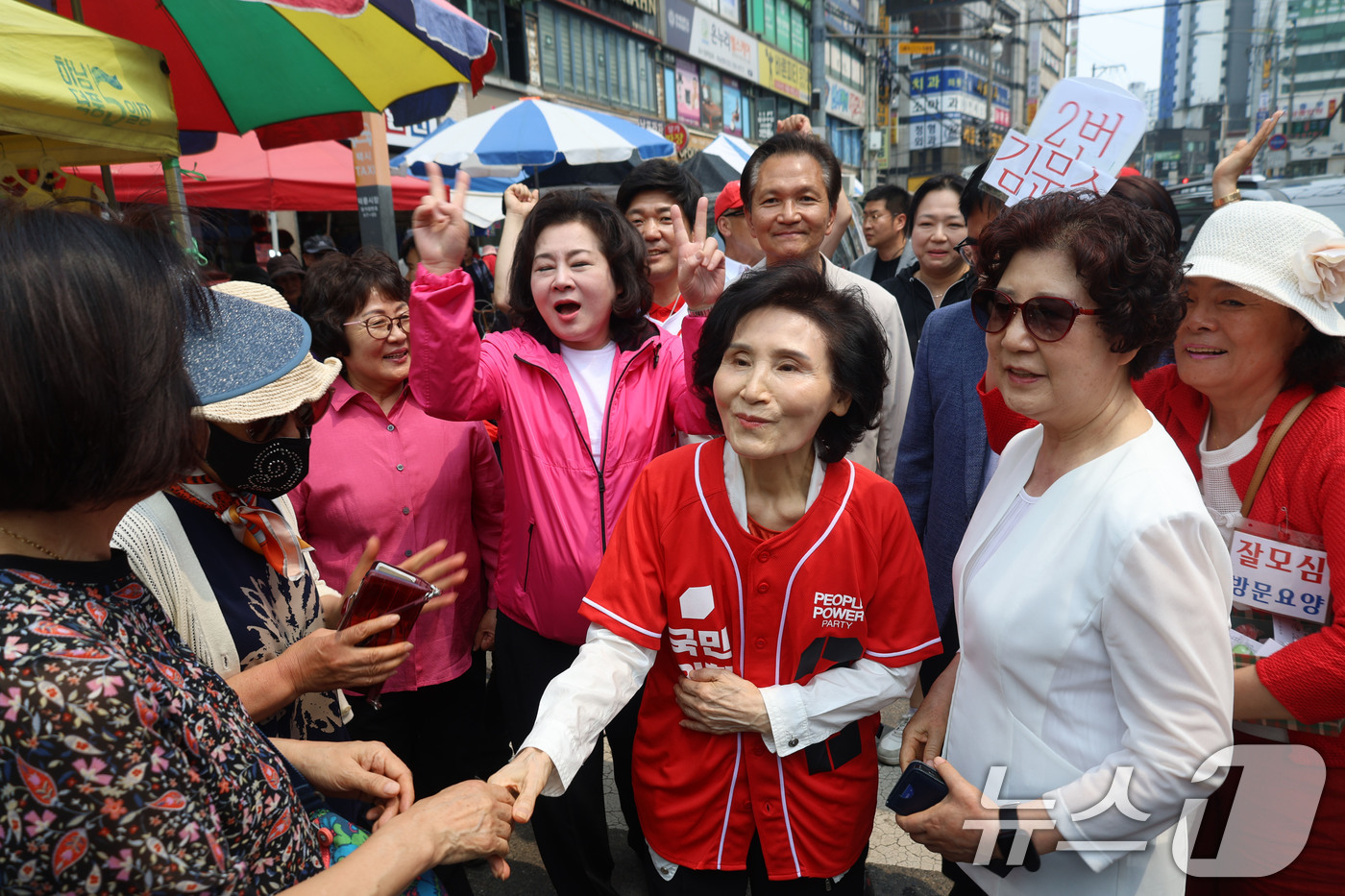 (서울=뉴스1) = 김문수 국민의힘 대통령 후보 부인 설난영 여사가 29일 경기도 하남 덕풍전통시장을 방문해 지지를 호소하고 있다. (국민의힘 제공, 재판매 및 DB금지)  202 …