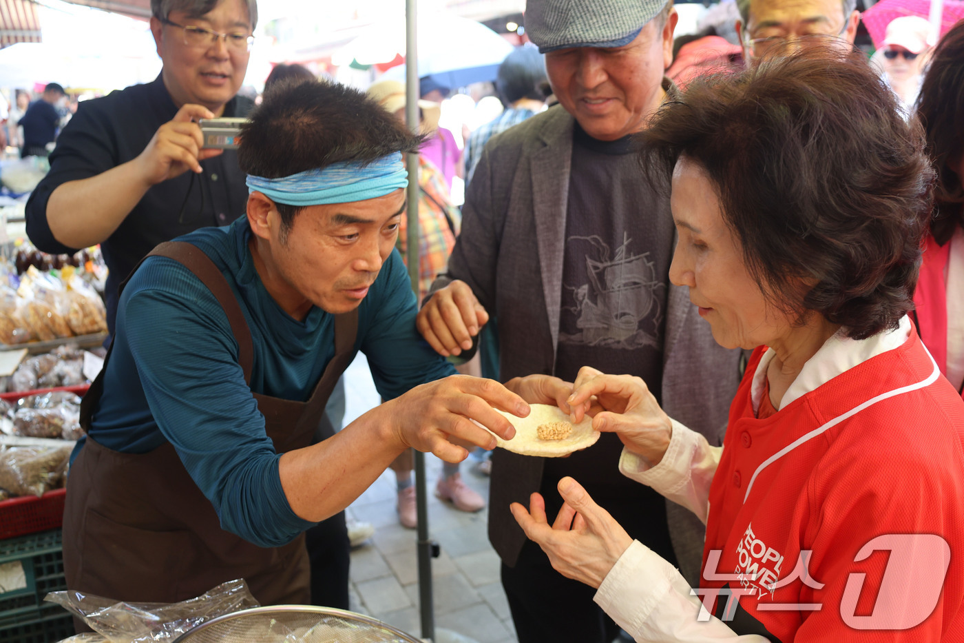 (서울=뉴스1) = 김문수 국민의힘 대통령 후보 부인 설난영 여사가 29일 경기도 하남 덕풍전통시장을 방문해 지지를 호소하고 있다. (국민의힘 제공, 재판매 및 DB금지)  202 …