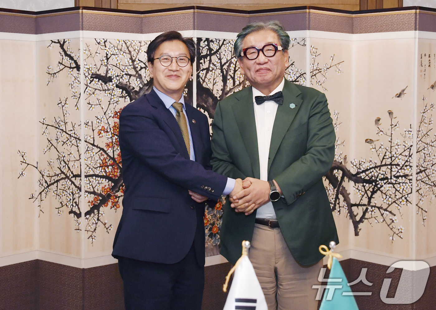 (서울=뉴스1) = 김범석 기획재정부 장관 직무대행 1차관이 29일 오후 서울 종로구 정부서울청사에서 김상협 GGGI 사무총장과 면담 및 기획재정부-GGGI MOU·행정약정 서명식 …