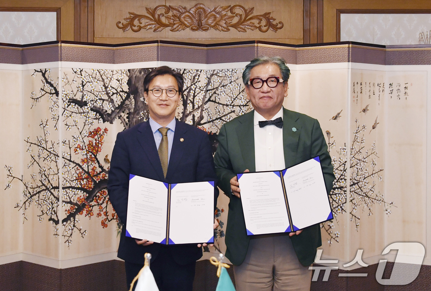 (서울=뉴스1) = 김범석 기획재정부 장관 직무대행 1차관이 29일 오후 서울 종로구 정부서울청사에서 김상협 GGGI 사무총장과 면담 및 기획재정부-GGGI MOU·행정약정 서명식 …