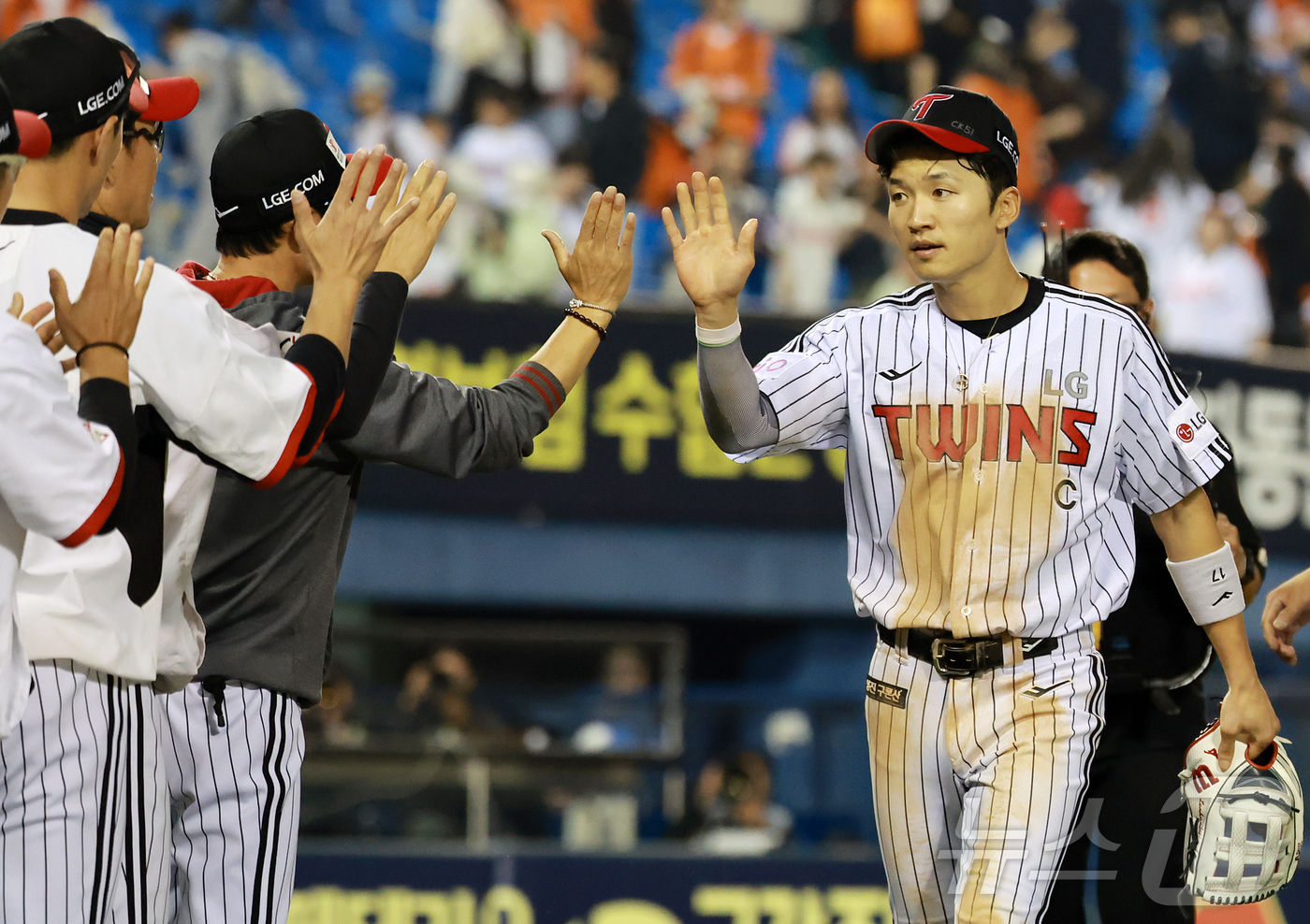 (서울=뉴스1) 김진환 기자 = 29일 오후 서울 송파구 잠실야구장에서 열린 프로야구 '2025 신한 SOL뱅크 KBO 리그' 한화 이글스와 LG 트윈스의 경기에서 3대1 승리를 …