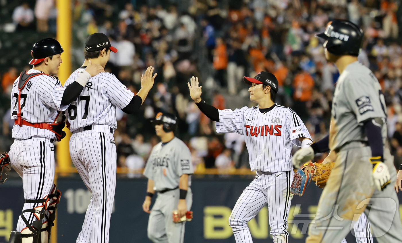 (서울=뉴스1) 김진환 기자 = 29일 오후 서울 송파구 잠실야구장에서 열린 프로야구 '2025 신한 SOL뱅크 KBO 리그' 한화 이글스와 LG 트윈스의 경기에서 3대1 승리를 …