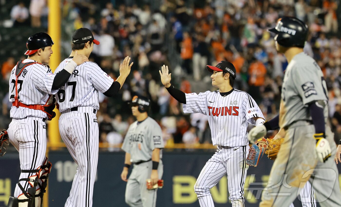 본문 이미지 - 29일 오후 서울 송파구 잠실야구장에서 열린 프로야구 '2025 신한 SOL뱅크 KBO 리그' 한화 이글스와 LG 트윈스의 경기에서 3대1 승리를 거둔 LG 선수들이 기쁨을 나누고 있다. 2025.5.29/뉴스1 ⓒ News1 김진환 기자