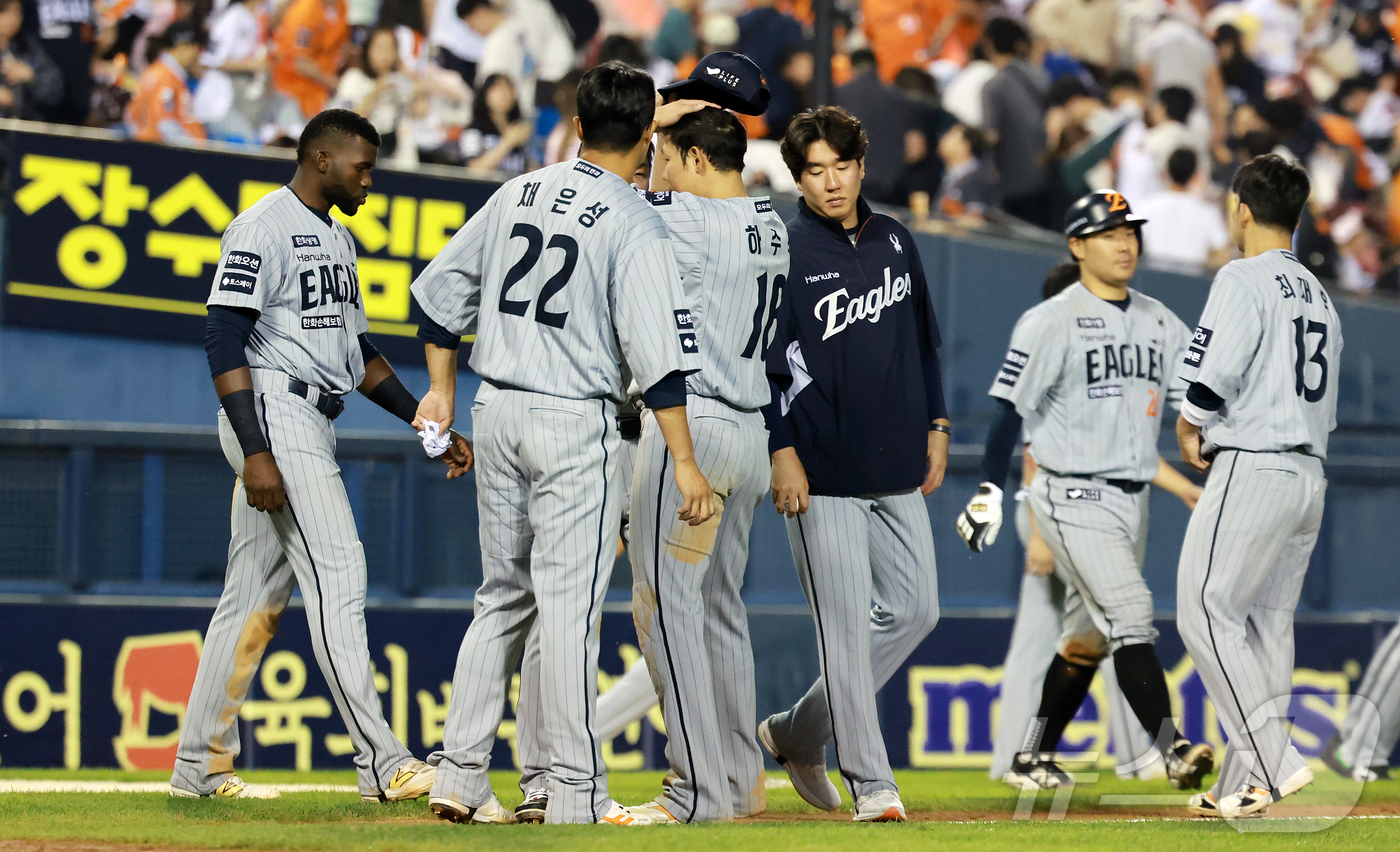 (서울=뉴스1) 김진환 기자 = 29일 오후 서울 송파구 잠실야구장에서 열린 프로야구 '2025 신한 SOL뱅크 KBO 리그' 한화 이글스와 LG 트윈스의 경기에서 1대3 패배를 …