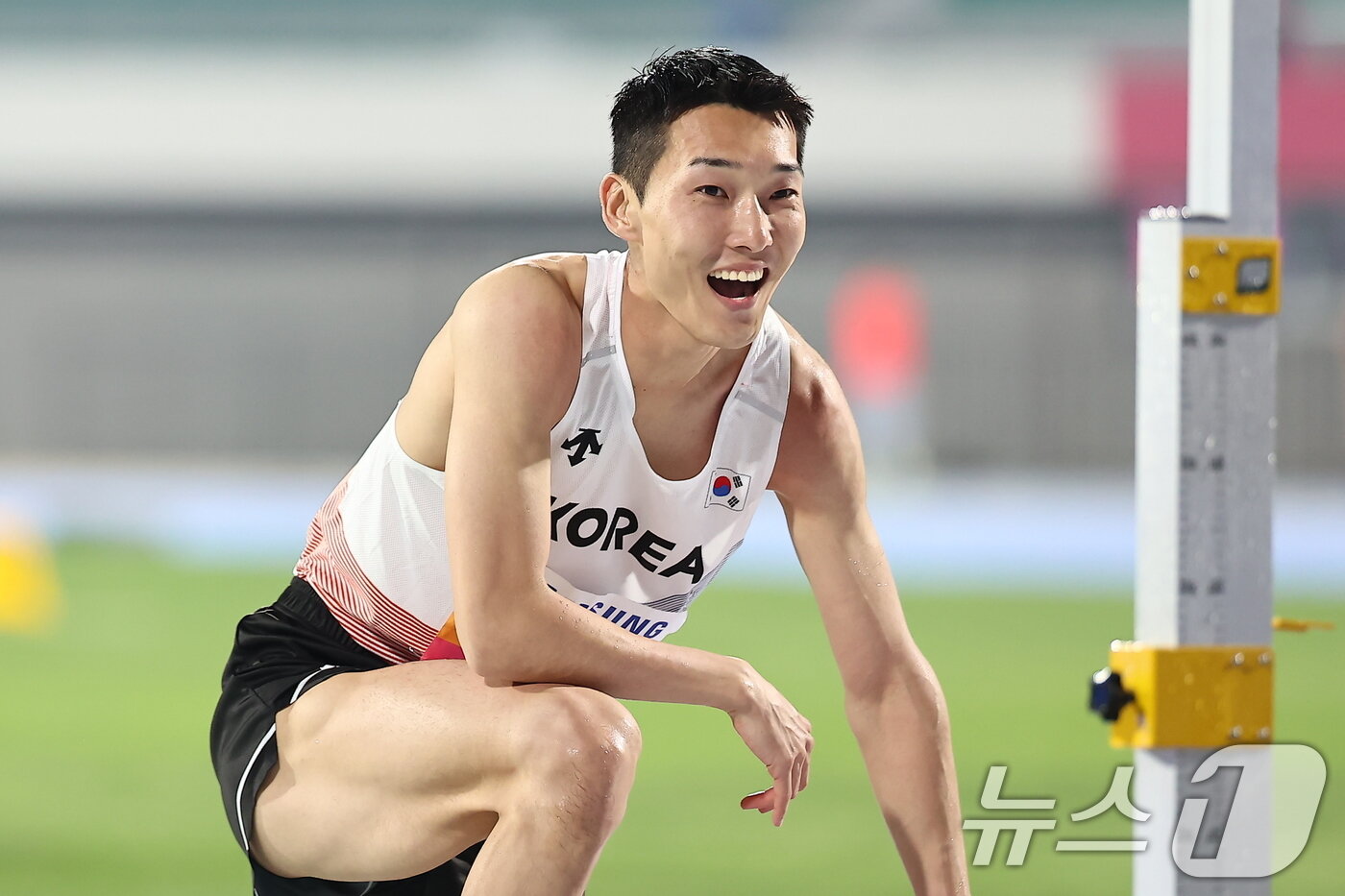 본문 이미지 - 우상혁&#40;용인시청&#41;이 29일 경북 구미시민운동장에서 열린 2025 구미 아시아육상선수권대회 높이뛰기 결선 2m23 1차시기 점프에 성공 후 미소 짓고 있다. 2025.5.29/뉴스1 ⓒ News1 김도우 기자