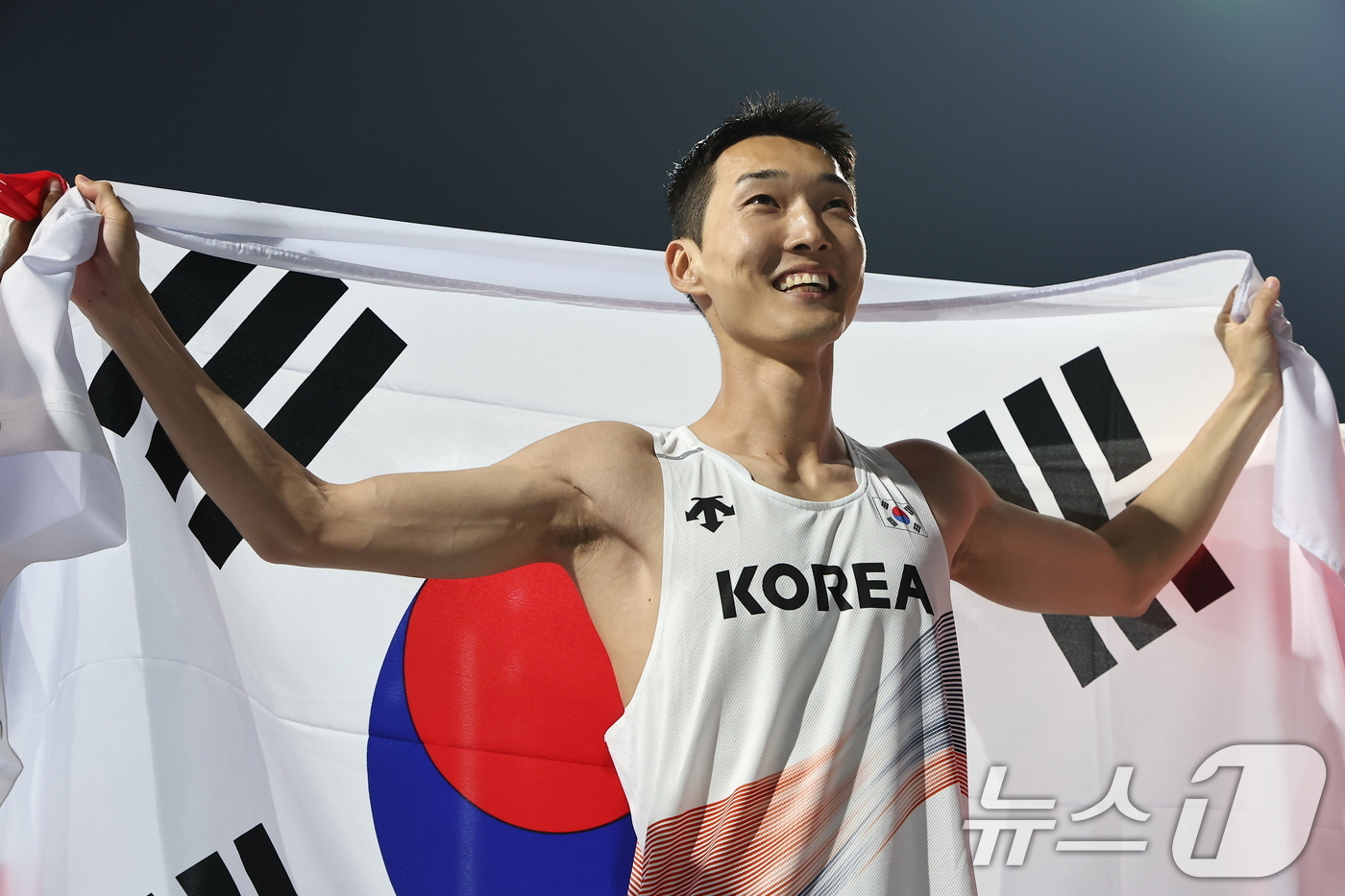 (구미=뉴스1) 김도우 기자 = 우상혁(용인시청)이 29일 경북 구미시민운동장에서 열린 '2025 구미 아시아육상선수권대회' 높이뛰기 결승에서 2m29 기록으로 우승 확정 후 태극 …