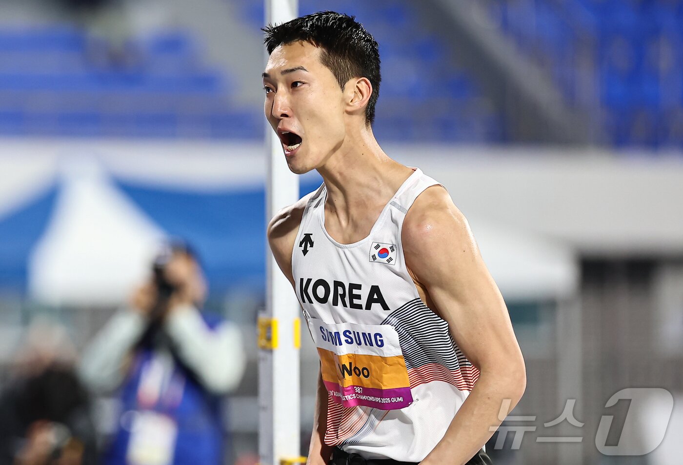 본문 이미지 - 우상혁&#40;용인시청&#41;이 29일 경북 구미시민운동장에서 열린 2025 구미 아시아육상선수권대회 높이뛰기 결선 2m29 1차시기 점프에 성공 후 환호하고 있다. 2025.5.29/뉴스1 ⓒ News1 김도우 기자