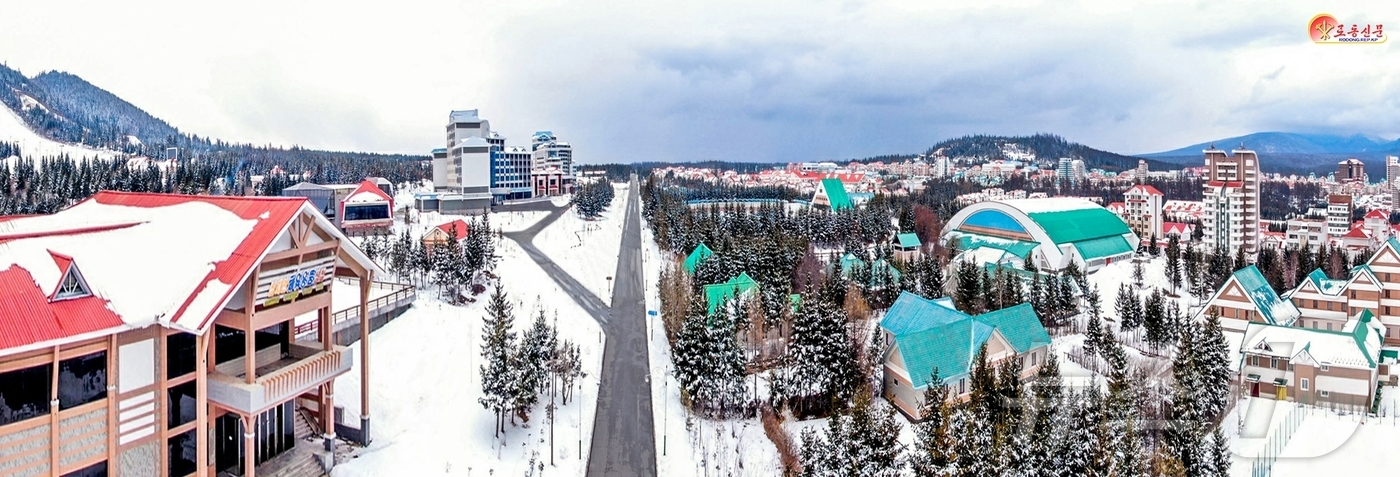 (평양 노동신문=뉴스1) = 북한 노동당 기관지 노동신문은 3일 삼지연시의 베개봉거리의 건출물들을 소개하며 "당의 주체적 건축 미학 사상과 우리 민족제일주의 건축 이념을 깊이 깊이 …