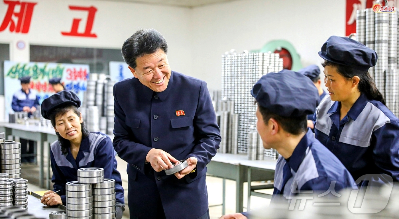 (평양 노동신문=뉴스1) = 북한 노동당 기관지 노동신문은 3일 제품의 질을 높여나가도록 종업원들을 이끌어주고 있는 양책베어링공장의 초급당일꾼(간부)를 조명했다. [국내에서만 사용 …