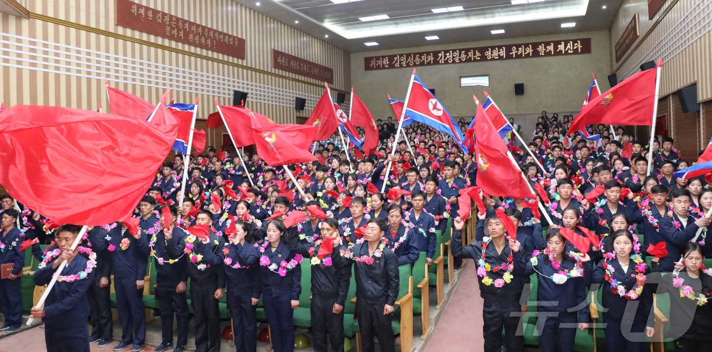 (평양 노동신문=뉴스1) = 북한 노동당 기관지 노동신문은 3일 자강도 양림군 300여 명과 평안북도 정주시 200여 명의 청년들이 사회주의 건설의 주요 전구에 연이어 탄원(자원) …