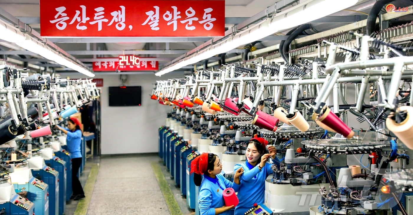 (평양 노동신문=뉴스1) = 북한 노동당 기관지 노동신문은 3일 평양양말공장에서 "서로의 마음과 지혜를 합치며 생산을 다그치고 있다"고 보도했다. [국내에서만 사용가능. 재배포 금 …